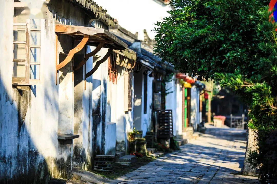 抗凝冻 保民生丨大方多部门联动持续开展除雪融冰作业