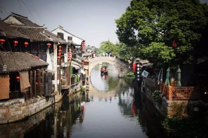 逃离废弃的建筑